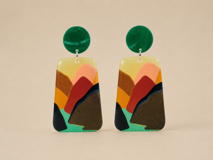 Brincos Abstract Lovers com topo redondo verde e pendente geométrico multicolor