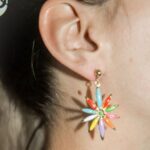 Brincos Flower Lovers | Design Floral Esmaltado & Brilho Dourado - Image 3