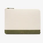 Capa Laptop Atelier Canvas Olive |Elegância em Lona & Couro Reciclado