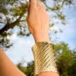 Pulseira Cuff Dourada Trançada | Design Escultural & Acabamento Artesanal