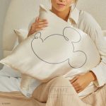 Fronha de Cetim Kitsch x Mickey & Minnie | Mr. Mouse | Creme | Standard |26" x 19"| - Image 2