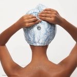 Toalha de Cabelo Envolta em Cetim | Kitsch x Bridgerton | Toile de Blue - Image 3