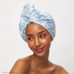 Toalha de Cabelo Envolta em Cetim | Kitsch x Bridgerton | Toile de Blue - Image 4