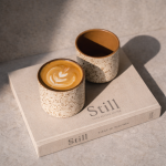 Chávena de Grés Artesanal Cookie|Design Branco e Cacau - Image 3