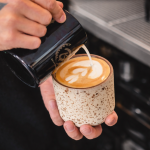 Chávena de Grés Artesanal Cookie|Design Branco e Cacau - Image 4